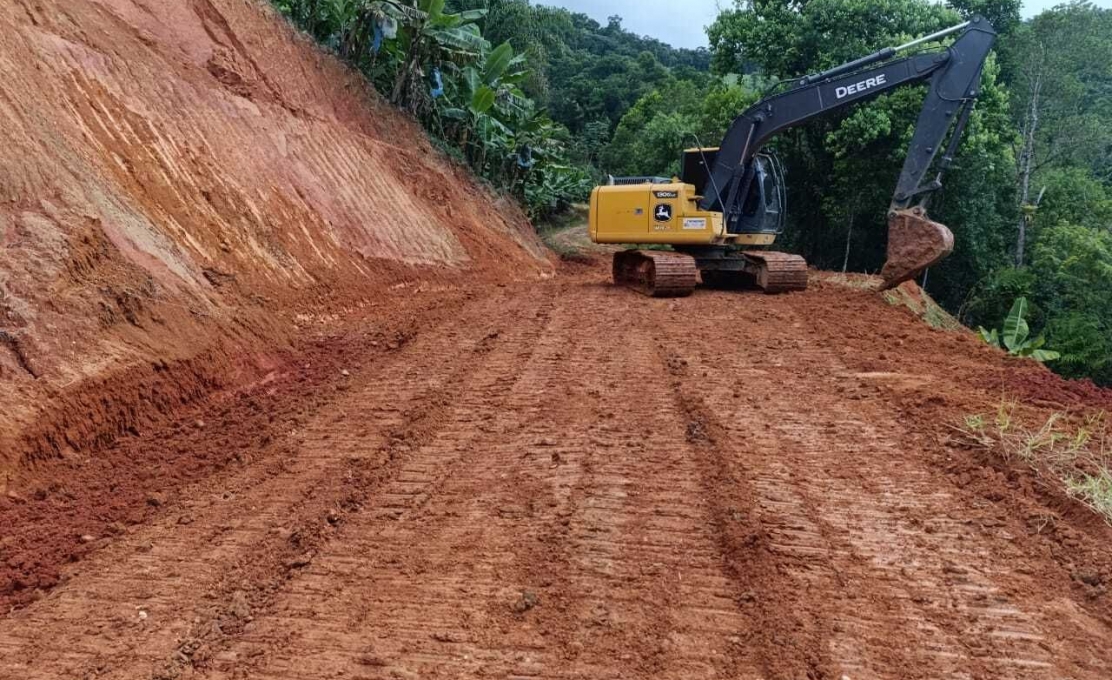 Infraestrutura Trabalha Na Desobstrução de Estradas Afetadas Pelas Chuvas Em Morret...