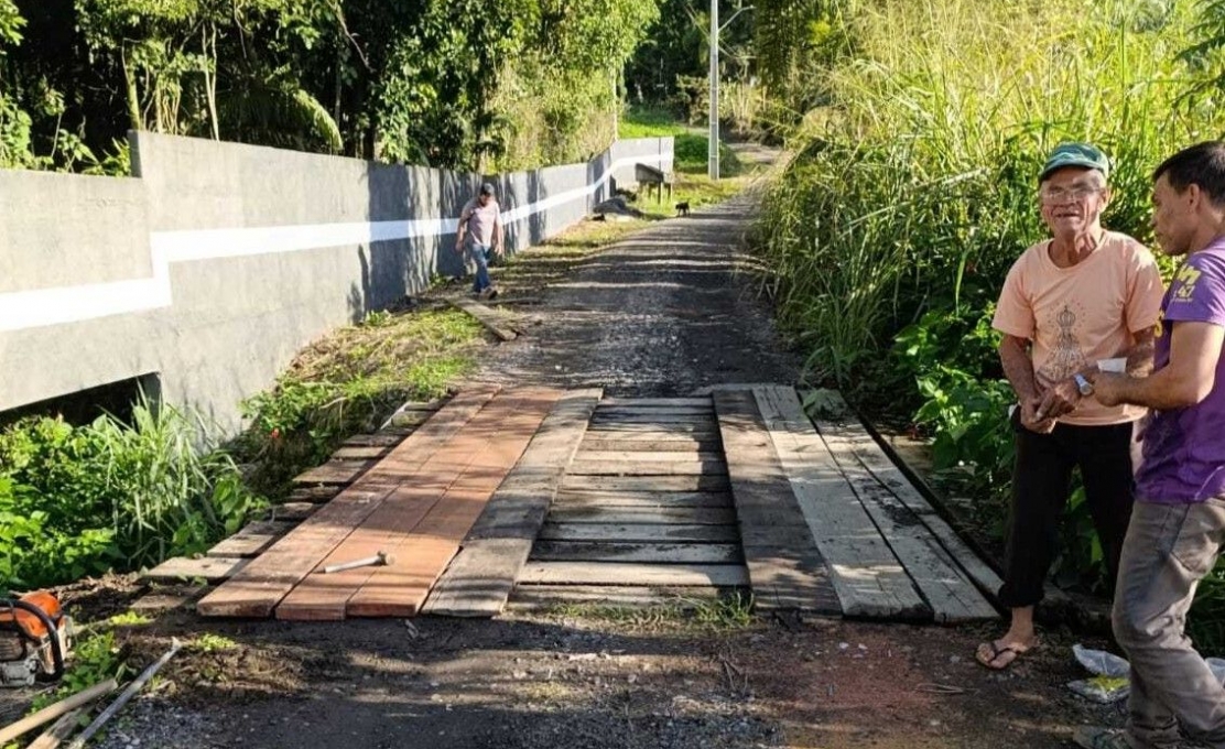 Secretaria de Infraestrutura Realiza Manutenção Na Ponte da Rua Beija Flor, No Samb...