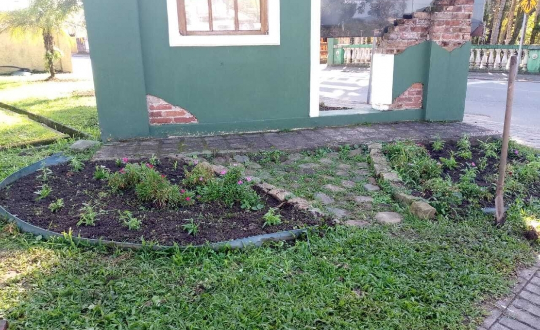 Prefeitura Realiza Manutenção de Canteiros E Flores Nas Praças E No Centro de Morr...