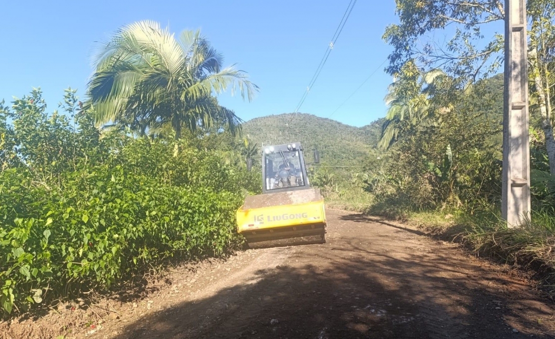 Secretaria de Infraestrutura Realiza Serviço de Patrolamento E Compactação Na Estr...