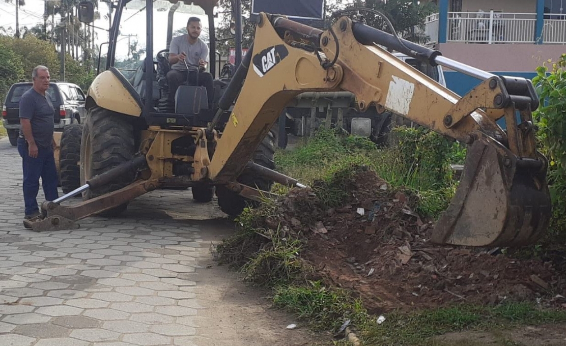Serviço de roçada percorre bairros da cidade