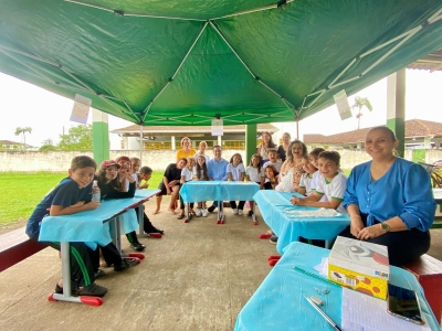 Alunos da Escola Arlindo de Castro participam da Feira Criança Empreendedora com projeto Aromas e Sabores