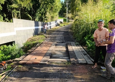 Secretaria de Infraestrutura realiza manutenção na ponte da Rua Beija Flor, no Sambaqui
