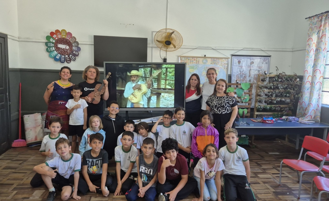 Oficina “A Tradição da Rabeca Caiçara” valoriza cultura tradicional na Escola Miguel Schleder