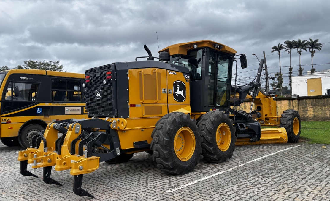 Nova motoniveladora chega a Morretes e reforça a frota municipal