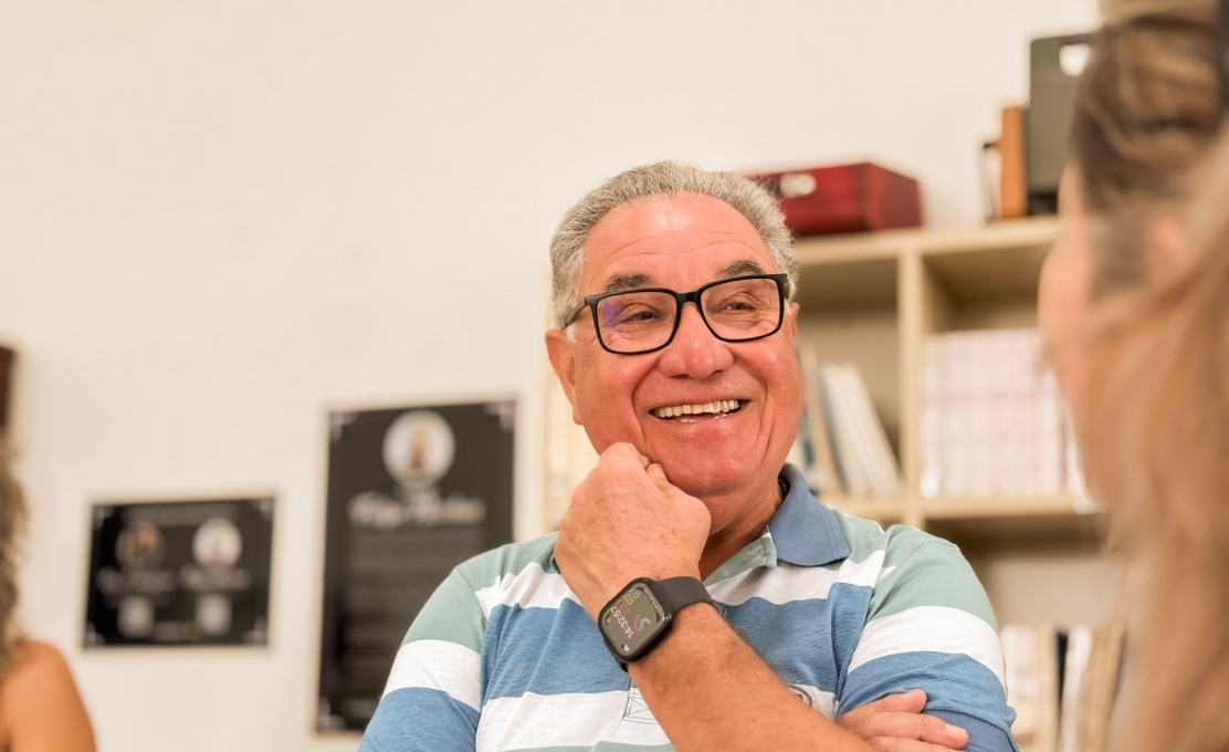 Autor morretense doa exemplares de livro à Biblioteca Pública e eterniza sua trajetória ligada ao Porto de Cima