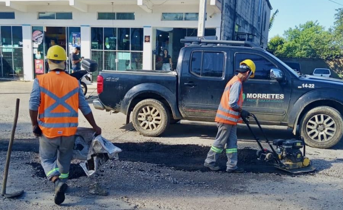 Prefeitura realiza operação de tapa-buracos em diferentes regiões de Morretes