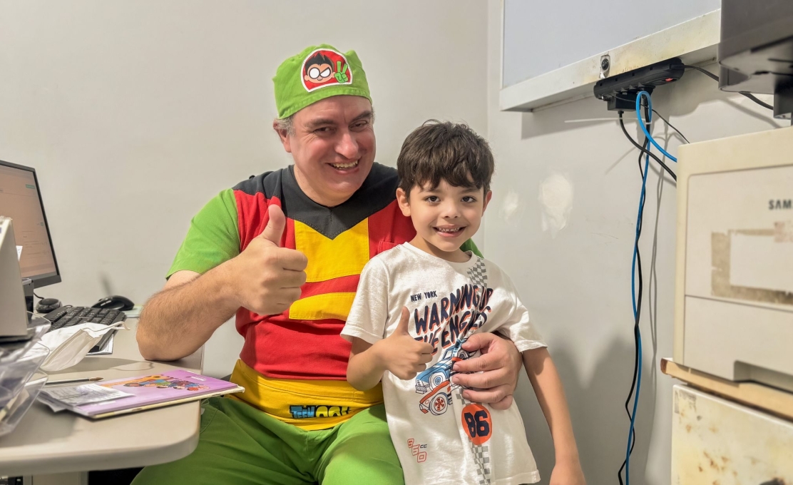 Pediatra leva personagens do universo infantil aos atendimentos de saúde em Morretes