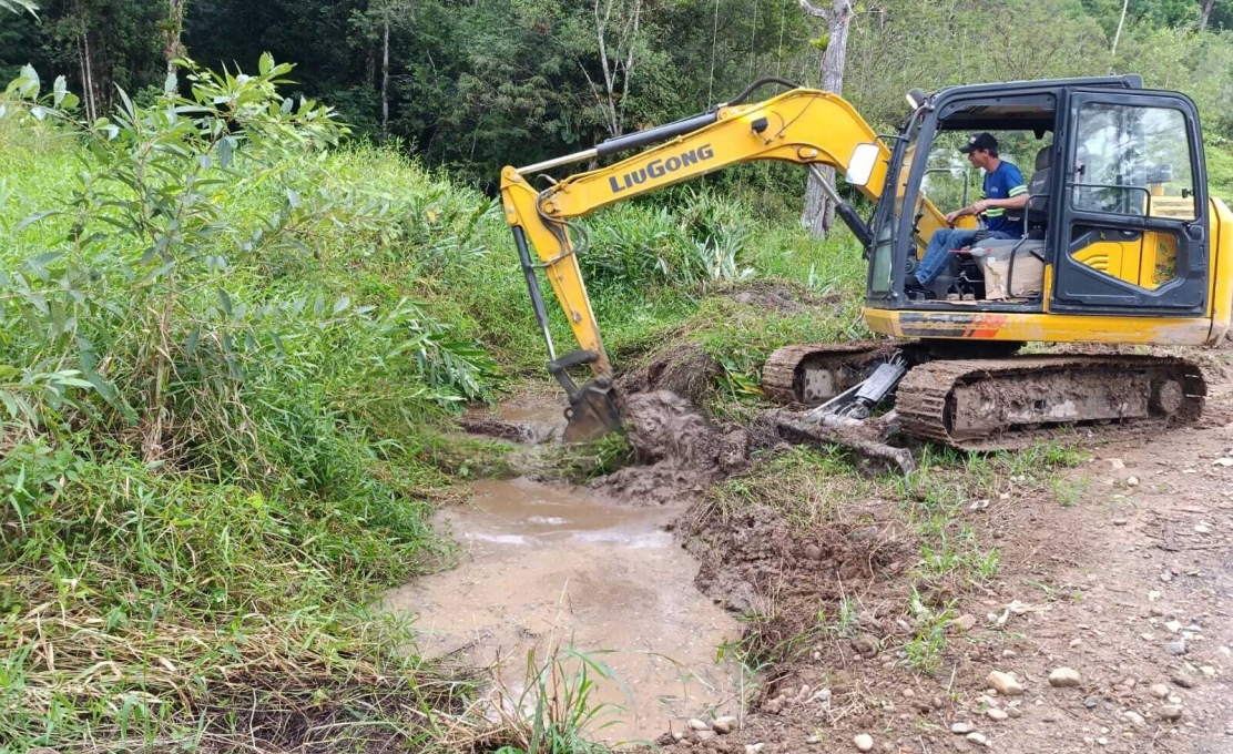 Manutenção E Limpeza de Valetas Na Estrada da Fazenda Tangará