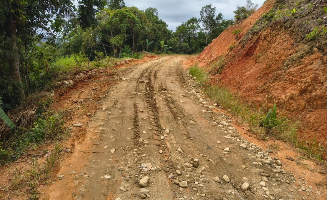 Prefeitura intensifica manutenção de estradas em diversas localidades do município