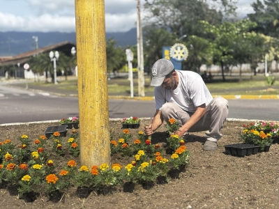 Prefeitura realiza ações de limpeza e revitalização paisagística na entrada da cidade e em praças centrais