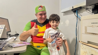 Pediatra leva personagens do universo infantil aos atendimentos de saúde em Morretes