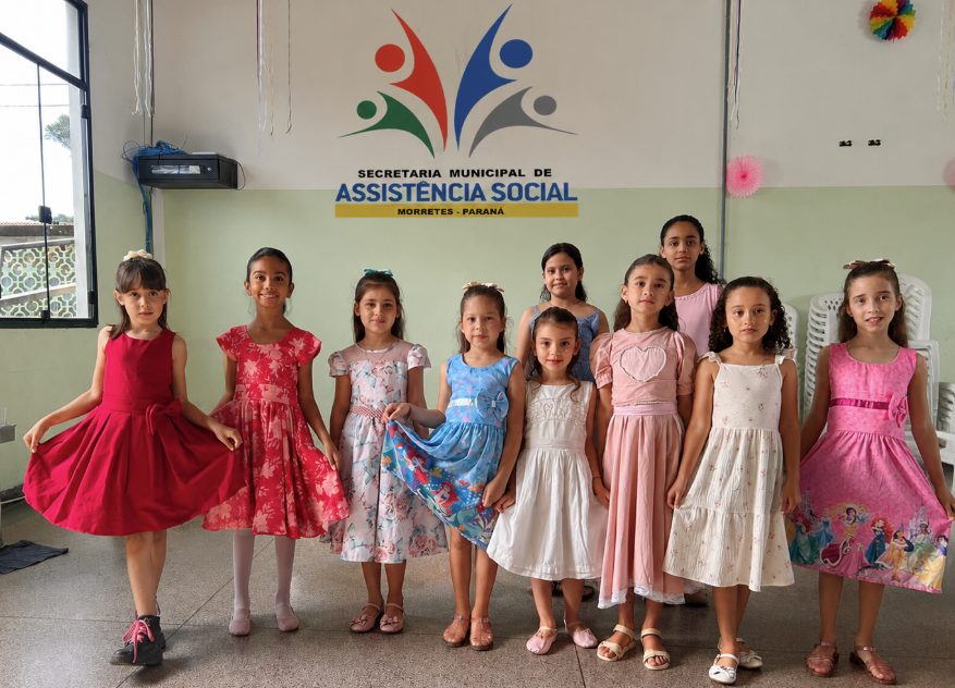 Crianças do grupo de ballet em apresentação pública