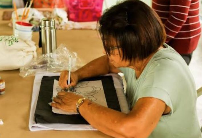 Participante do grupo Mãos que Acolhem em trabalho artesanal